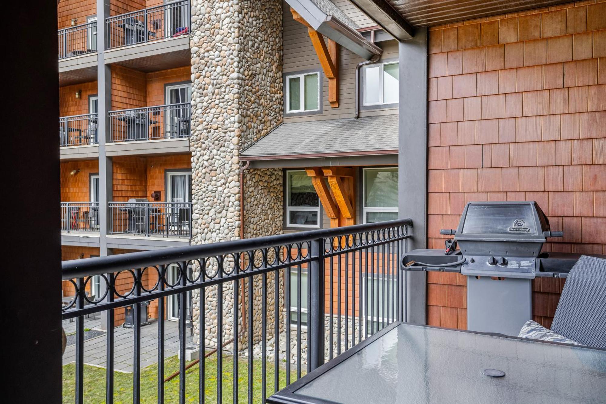 Apartment G222 Family Fun- Mtn View Stay, Water Slide, Pool, Hot Tub, Free Parking Canmore